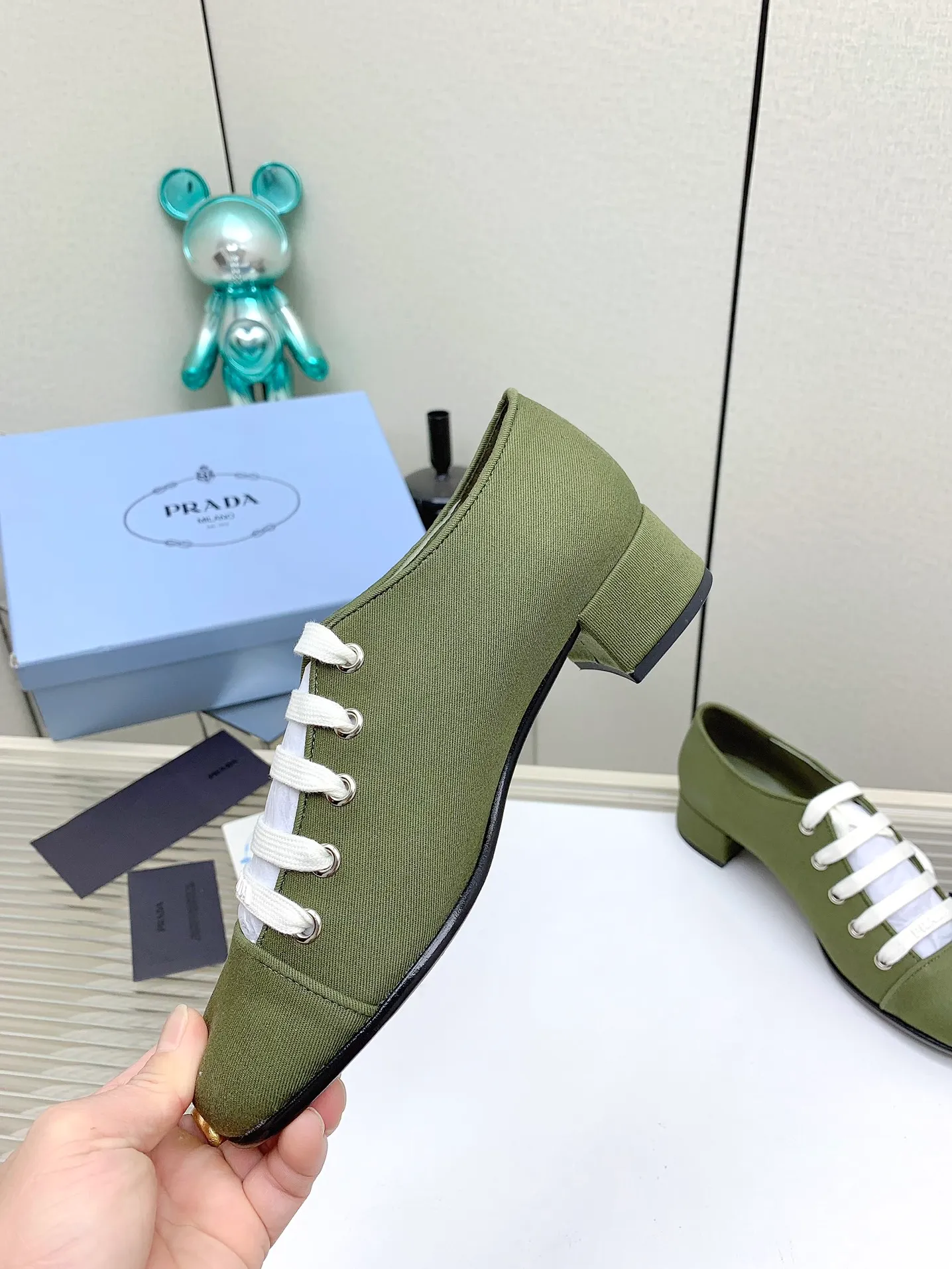 👟👟Ex-factory price 620👟👟 (Higher version) Prada 25/Spring and Summer Catwalk New lace-up hollow shoelace Mary Jane thick heel shoes This year’s lace-up element is super popular and really fashionable. I am obsessed with the appearance and comfort! The salty or sweet doll head design is full of girlishness. It is retro and playful yet elegant. The key is that it is easy to wear. ✔️Upper: original customized fabric ✔️Inner: sheepskin ✔️Outsole: genuine leather outsole imported from Italy ✔️Size: #35-41 (40.41 custom-made, non-refundable)